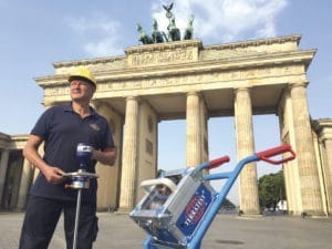 Leichtes Fallgewichtsgerät vor Brandenburger Tor