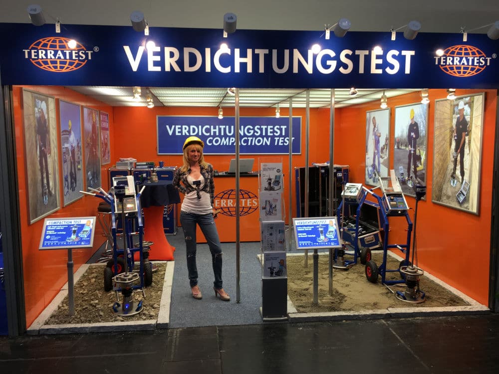 Leichtes Fallgewichtsgerät Messestand auf der BAUMA in München